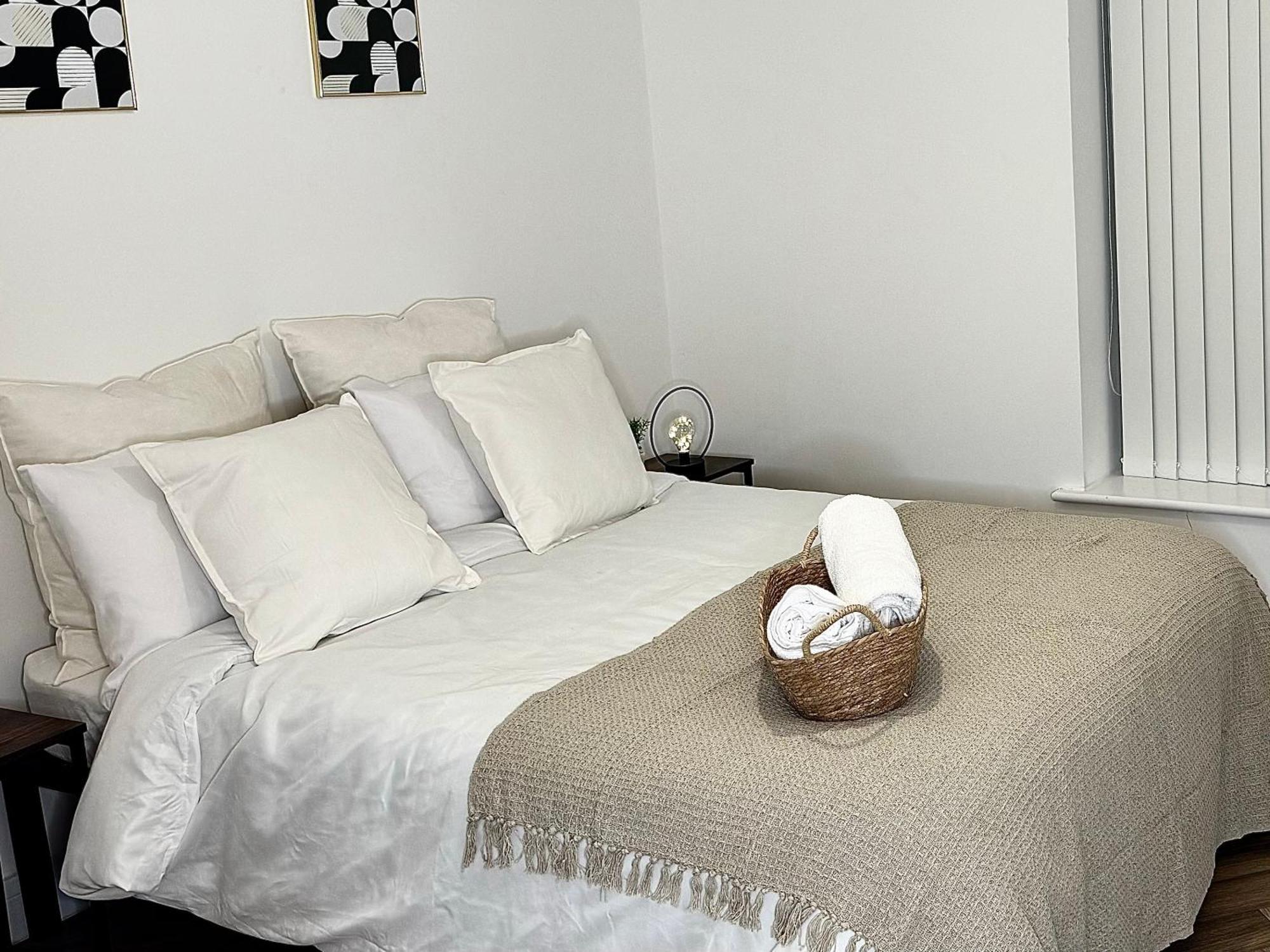 Luxurious 2 Bedroom Flat In - Free Parking - Hd 50inch Tv Apartment *